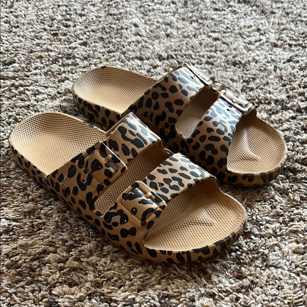 Women’s Freedom Moses Leo Camel Slide